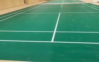 Un nouveau revêtement de sol sportif en PVC améliore la sécurité et le confort des joueurs de badminton universitaires